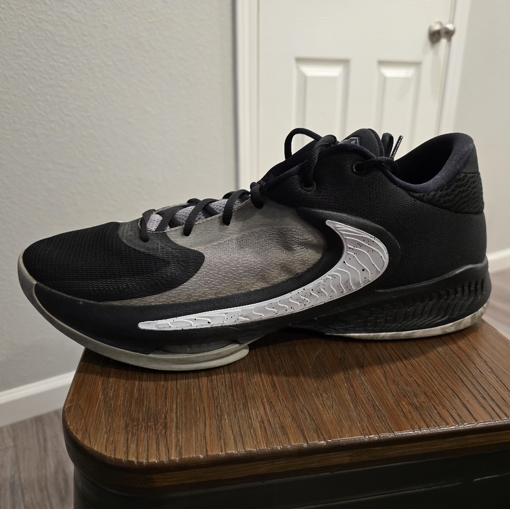 Nike Mens Used Size 17 Black Giannis Hoop Shoes